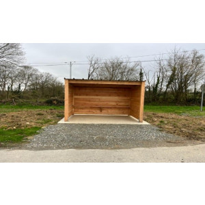 https://www.techni-contact.site/ressources/images/produits/merchandising/abri-bus-en-bois-douglas-conception-sur-mesure-23717345-1.jpg - Conception sur mesure