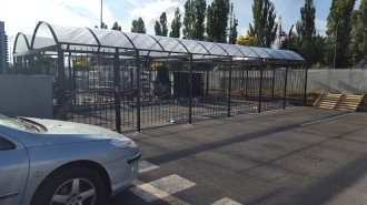 Abri deux roues sécurisé sur mesure - Longueur : 2 500 mm - Largeur : 2 500 mm