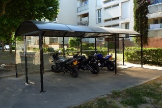 Abri moto urbain - Longueur : 2 500 mm - Largeur : 2 500 mm