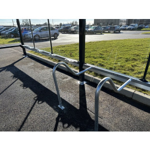 https://www.techni-contact.site/ressources/images/produits/merchandising/abri-pour-2-roues-en-acier-galvanise-82121417-1.jpg - Acier galvanisé