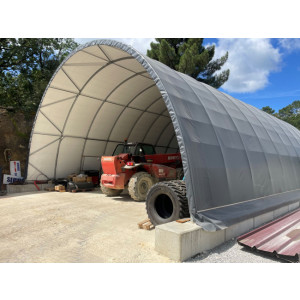 https://www.techni-contact.site/ressources/images/produits/merchandising/abris-tunnel-de-stockage-grand-volume-10-55m-25154415-1.jpg - Structure en tubes ovales en acier galvanisé - Hauteur au faîtage : 5,31m