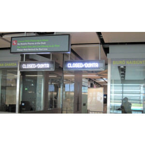 Affichage lumineux aéroportuaire - 3 sections de 12 lignes de 30 caractères et une horloge à 5 chiffres