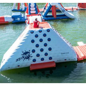 Aire de jeux aquatique - Dimensions : L 50 m x l 35 m