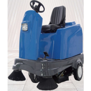 https://www.techni-contact.site/ressources/images/produits/merchandising/balayeuse-auto-tractee-compacte-62424242-1.jpg - Largeur de balayage : 1200 mm