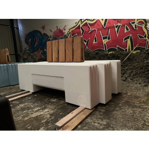 https://www.techni-contact.site/ressources/images/produits/merchandising/banc-public-en-beton-de-terre-53279575-1.jpg - Dimensions bloc (L x l x H) : 1800 x 900 x 520 mm