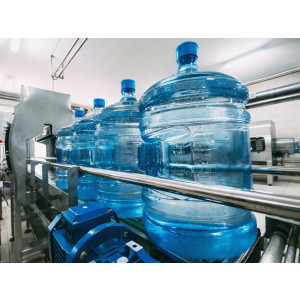 https://www.techni-contact.site/ressources/images/produits/merchandising/bande-transporteuse-pour-caisse-10955314-1.jpg - Manutention et convoyage des bouteilles