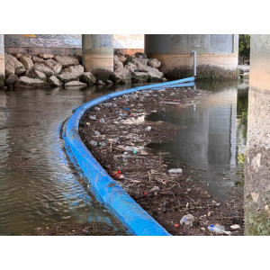 https://www.techni-contact.site/ressources/images/produits/merchandising/barrage-flottant-anti-dechets-b-caiman-24617424-1.jpg - barrage flottant à haute résistance spécialement développé pour le confinement des déchets dérivant en milieux aquatiques.