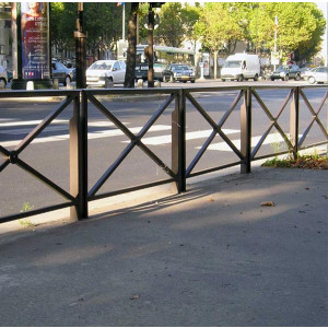 Barrière croix de ville - Montants latéraux, lisse et croix : tube de 30 x 30 mm.