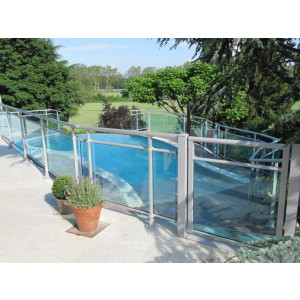 https://www.techni-contact.site/ressources/images/produits/merchandising/barriere-de-piscine-avec-vitrage-91572913-1.jpg - Hauteur : 122 cm/ En aluminium