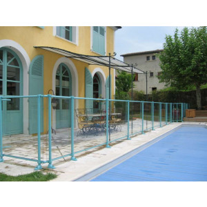 https://www.techni-contact.site/ressources/images/produits/merchandising/barriere-de-piscine-vitree-52211834-1.jpg - Hauteur : 122 cm/ En aluminium