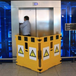https://www.techni-contact.site/ressources/images/produits/merchandising/barriere-maintenance-ultra-modulable-67392734-1.jpg - - Hauteur (mm) : 1100
- Largeur (mm) : 550-1100
- Épaisseur (mm) : 30