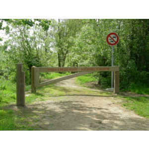https://www.techni-contact.site/ressources/images/produits/merchandising/barriere-pivotante-en-bois-section-rectangulaire-67727113-1.jpg - En pin Sylvestre Classe IV ou chêne