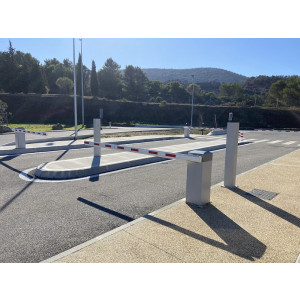 https://www.techni-contact.site/ressources/images/produits/merchandising/barrieres-levantes-polyvalentes-79232148-1.jpg - Largeur utile : Jusqu’à 3,5m