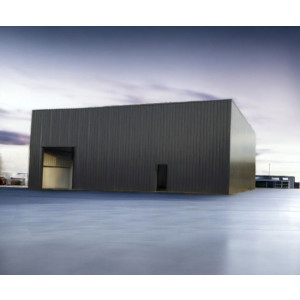 https://www.techni-contact.site/ressources/images/produits/merchandising/batiment-acrotere-isole-380m-porte-sectionnelle-portillon-46278123-1.jpg - Notre bâtiment en acier galvanisé à aspect cubique est équipé d'une porte sectionnelle de 4x4 et d'un portillon en PVC. Pour la mise en place d'une activité de production, un espace de stockage, ou l'implantation d'un local commercial.