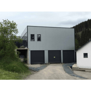 https://www.techni-contact.site/ressources/images/produits/merchandising/batiment-industriel-ferme-et-isole-avec-acrotere-de-620m-47544472-1.jpg - Notre bâtiment industriel en kit de 620m² est muni d'une structure PRS Acier Haute Résistance galvanisée à chaud et est isolé en panneaux sandwich 40mm de 1er choix ! Muni d'un acrotère, d'une porte sectionnelle, d'un portillon et d'une fenêtre.