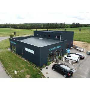 Bâtiment industriel sur-mesure de 542m² avec mezzanine pour magasin et entrepôt - Séparé en deux espaces distincts par une mezzanine qui permet d'augmenter la surface utilisable, ce bâtiment de 564m² présente une configuration sur-mesure idéale pour un industriel ayant besoin d'un espace dédié à un magasin à part de son entrepôt.