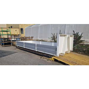 https://www.techni-contact.site/ressources/images/produits/merchandising/benne-a-ridelles-rabattables-en-aluminium-classe-1-h-600-a-1000-mm-81553223-1.jpg - Fond en acier S235, épaisseur 4 mm