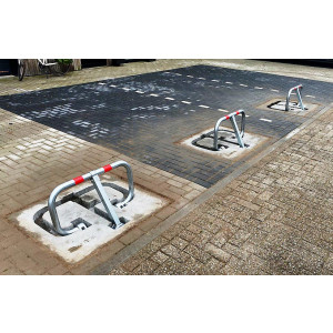 https://www.techni-contact.site/ressources/images/produits/merchandising/bloc-parking-en-acier-galvanise-o-50-mm-largeur-830-mm-17632566-1.jpg - Arceau parking
