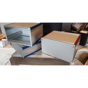 https://www.techni-contact.site/ressources/images/produits/merchandising/boitier-de-table-72112732-1.jpg - Solutions catalogue et sur-mesure de boitiers aluminium blindés CEM ou non destinés à l’intégration et la protection de systèmes électroniques 