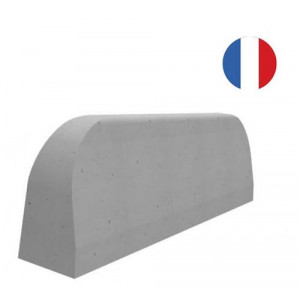 https://www.techni-contact.site/ressources/images/produits/merchandising/bordure-defense-en-beton-58412124-1.jpg - Longueur : 500 ou 1000 mm - Finition : gris lisse ou gravillons lavés - Manutention par pince de levage