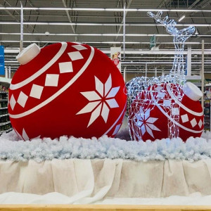 https://www.techni-contact.site/ressources/images/produits/merchandising/boule-de-noel-geante-pour-magasin-39112557-1.jpg - Puissance : 55 W - Couleurs : rouge/blanc ou doré/blanc