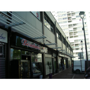 https://www.techni-contact.site/ressources/images/produits/merchandising/brise-soleil-avec-lames-en-aluminium-65645528-1.jpg - Dimensions sur mesure/ En aluminium