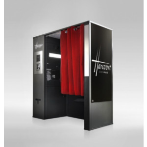 https://www.techni-contact.site/ressources/images/produits/merchandising/cabine-photo-studio-de-luxe-harcourt-43423389-1.jpg - La seule cabine photo qui restitue le procédé Studio Harcourt et la signature sur la planche photo.