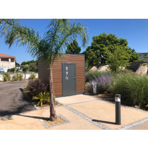 https://www.techni-contact.site/ressources/images/produits/merchandising/cabine-sanitaire-pret-a-poser-93547122-1.jpg - Conforme aux normes en vigueur