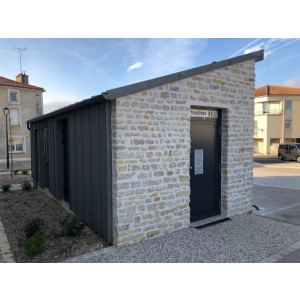 https://www.techni-contact.site/ressources/images/produits/merchandising/cabine-toilette-a-encastrer-dans-un-batiment-44161527-1.jpg - Conforme aux normes en vigueur