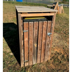https://www.techni-contact.site/ressources/images/produits/merchandising/cache-conteneur-en-bois-pin-traite-18354743-1.jpg - Pin traité autoclave classe 4 - Dimensions (L x P x H) 700 x 700 x 1150 mm - Pour conteneur poubelle de 240 L