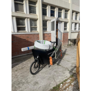 https://www.techni-contact.site/ressources/images/produits/merchandising/caisse-pour-velo-cargo-en-aluminium-capacite-320-l-12128423-1.jpg - Capacité de 320 L