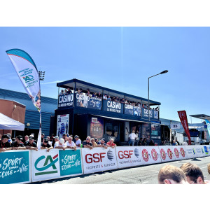 https://www.techni-contact.site/ressources/images/produits/merchandising/camion-podium-vip-evenementiel-49262117-1.jpg - Dimensions 13,5 m x 5 m