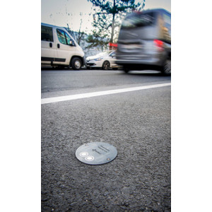 https://www.techni-contact.site/ressources/images/produits/merchandising/capteur-detection-vehicule-pour-places-de-stationnement-53434398-1.jpg - Détection précise et fiable à plus de 99%
