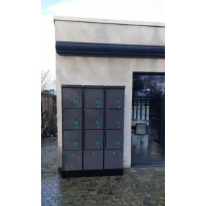 https://www.techni-contact.site/ressources/images/produits/merchandising/casier-exterieur-et-borne-de-recharge-pour-velo-electrique-73641738-1.jpg - Dimenstions :
- CUBE 3 : env 1900 x 500 x 450 mm
- CUBE 6 : env 1900 x 925 x 450 mm
- CUBE 9 : env 1900 x 1350 x 450 mm