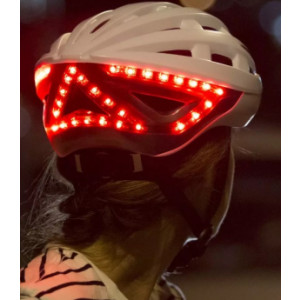 https://www.techni-contact.site/ressources/images/produits/merchandising/casque-lumos-kickstart-mips-17741725-1.jpg - Avec un éclairage et des clignotants intégrés
