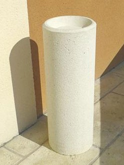 Cendrier colonne en béton - Dimensions : (hauteur x diamètre ) : 75 x 25 cm