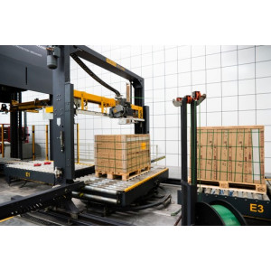https://www.techni-contact.site/ressources/images/produits/merchandising/cercleuse-verticale-de-palettes-84195421-1.jpg - Vitesse d'emballage : 60 palettes/heure