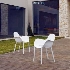 Chaise plastique avec accoudoir - Usage intérieur et extérieur