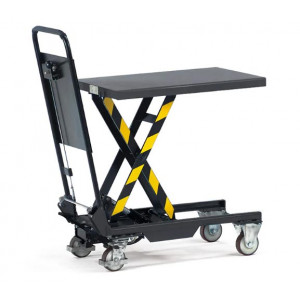 https://www.techni-contact.site/ressources/images/produits/merchandising/chariot-a-plateforme-elevatrice-25777129-1.jpg - Charge 150 kg - Dimensions utiles 700 x 450 mm - Roues pivotantes avec freins