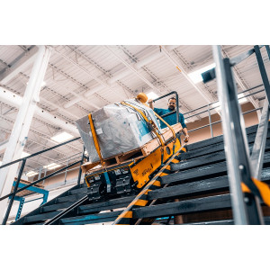 https://www.techni-contact.site/ressources/images/produits/merchandising/chariot-de-transport-monte-escalier-electrique-1000-kg-72214193-1.jpg - Capacité maximale : En escalier 800 Kg à 32°/ surface plane 1000 Kg
