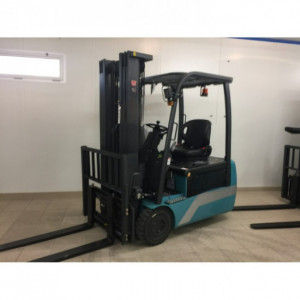 https://www.techni-contact.site/ressources/images/produits/merchandising/chariot-elevateur-frontal-11257442-1.jpg - Capacité : 1.5T