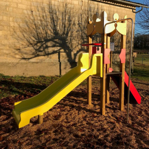 Château jeux extérieur enfant avec toboggan - Montage (hors scellement) : 1 journée et 1/2 à 2 personnes