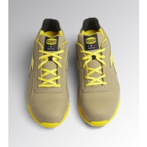 Chaussures de sécurité basses en nubuck soie hydrofuge - Norme : CE EN ISO 20345:2011 - Tige :  NUBUCK
Pointures : 35 à 48