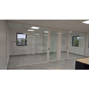 https://www.techni-contact.site/ressources/images/produits/merchandising/cloison-amovible-vitree-17481161-1.jpg - Cloison vitrée toute hauteur