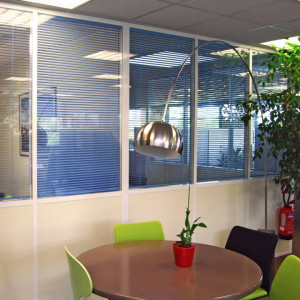 https://www.techni-contact.site/ressources/images/produits/merchandising/cloison-de-bureau-amovible-pleine-ou-semi-vitree-ossature-en-alu-ep78-mm-isolation-jusqu-a-48-db-92274245-1.jpg - Ossature en alu - ep.78 mm - Isolation jusqu'à 48 dB