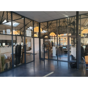 https://www.techni-contact.site/ressources/images/produits/merchandising/cloisons-vitrees-transparentes-89865316-1.jpg - Épaisseur : 75 mm-96 mm