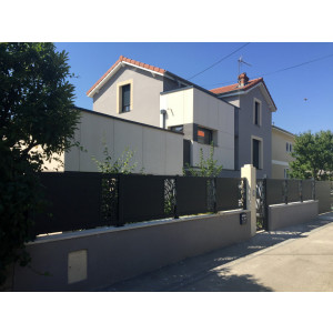 https://www.techni-contact.site/ressources/images/produits/merchandising/cloture-en-aluminium-79184781-1.jpg - Dimensions sur mesure/ En aluminium