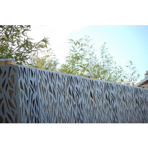 Clôture en tôle décorative AURELIUS ROC - Le système de clôture est étudié pour offrir une surface lisse côté extérieur, sans poteau apparent.