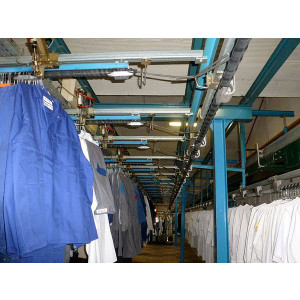 Convoyeur aérien de stockage et tri vêtements - Cadence de tri varie de 1000 à 2500 vêtements