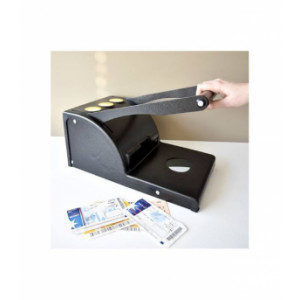 https://www.techni-contact.site/ressources/images/produits/merchandising/couponeur-universel-pour-tickets-restaurants-cheques-vacances-72171767-1.jpg - Capacité : environ 50 / 80 titres par opération